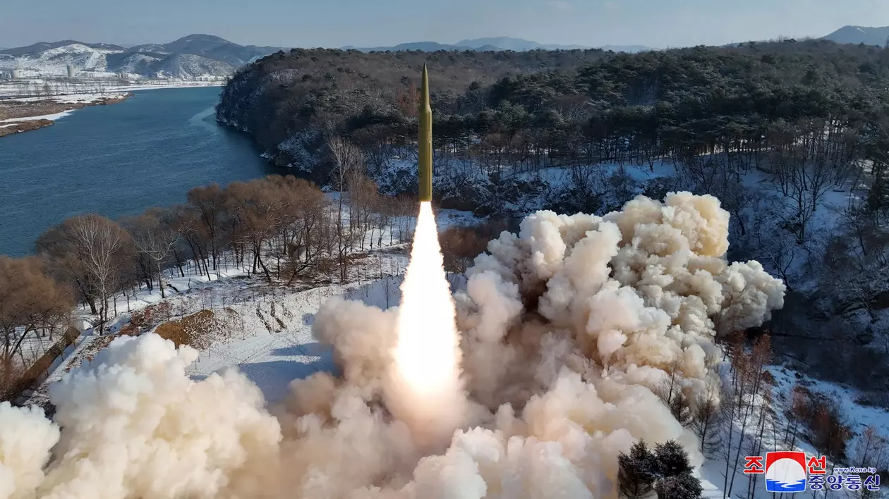 Phenianul anunță că a testat cu succes o nouă rachetă balistică dotată cu un focos hipersonic