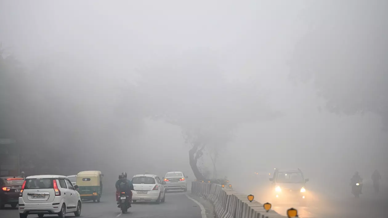 Haos în capitala Indiei: ceața densă și frigul au dat peste cap circulația avioanelor și a trenurilor. Un pilot, luat la bătaie de pasagerii furioși. VIDEO
