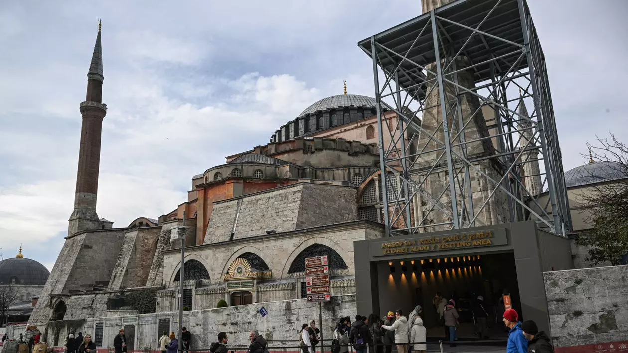 Vizitatorii și credincioșii străini, nevoiți să plătească o taxă de 25 de euro pentru a intra în bazilica Sfânta Sofia, transformată în moschee de Erdogan