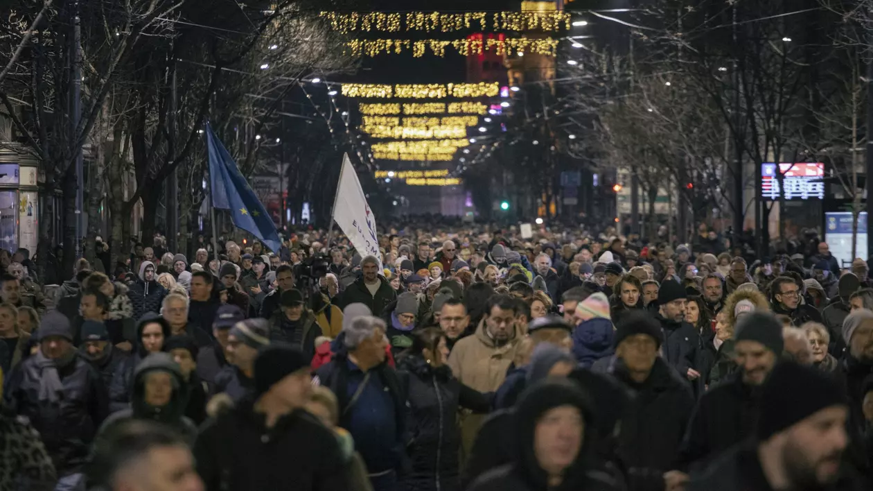 Mii de sârbi, din nou în stradă pentru a cere anularea alegerilor. „Întreaga planetă știe, l-am prins pe Vucic în flagrant” - VIDEO