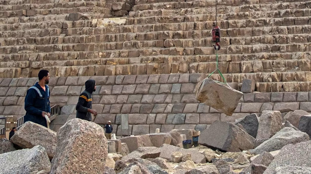 Egiptenii, indignați după apariția unui videoclip care arată lucrări de renovare a piramidei Menkaure. „Mai lipsea să pună faianță”