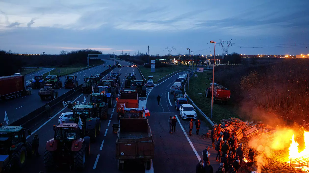 Autostrăzile din jurul Parisului, blocate de tractoarele fermierilor. Mobilizare în capitala franceză - VIDEO