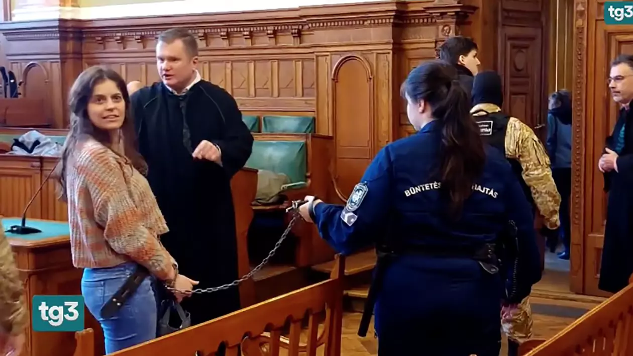 Italia, scandalizată de tratamentul „degradant și umilitor” aplicat unei italience care a fost adusă în lanțuri la un tribunal din Ungaria | VIDEO
