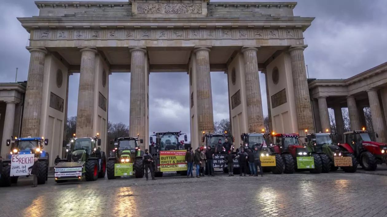 De ce protestează agricultorii europeni și cum profită extrema dreaptă de nemulțumirile lor - The Guardian