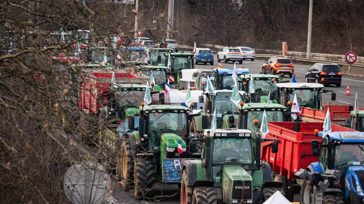 A doua zi de blocaje pe autostrăzile din jurul Parisului. Premierul Gabriel Attal, așteptat să anunțe noi măsuri după discuțiile de luni cu agricultorii