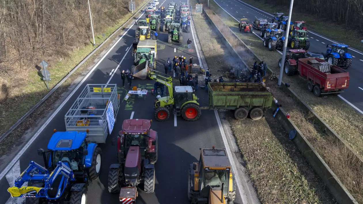 Fermierii belgieni care protestează vor să blocheze drumurile către al doilea port ca mărime al țării