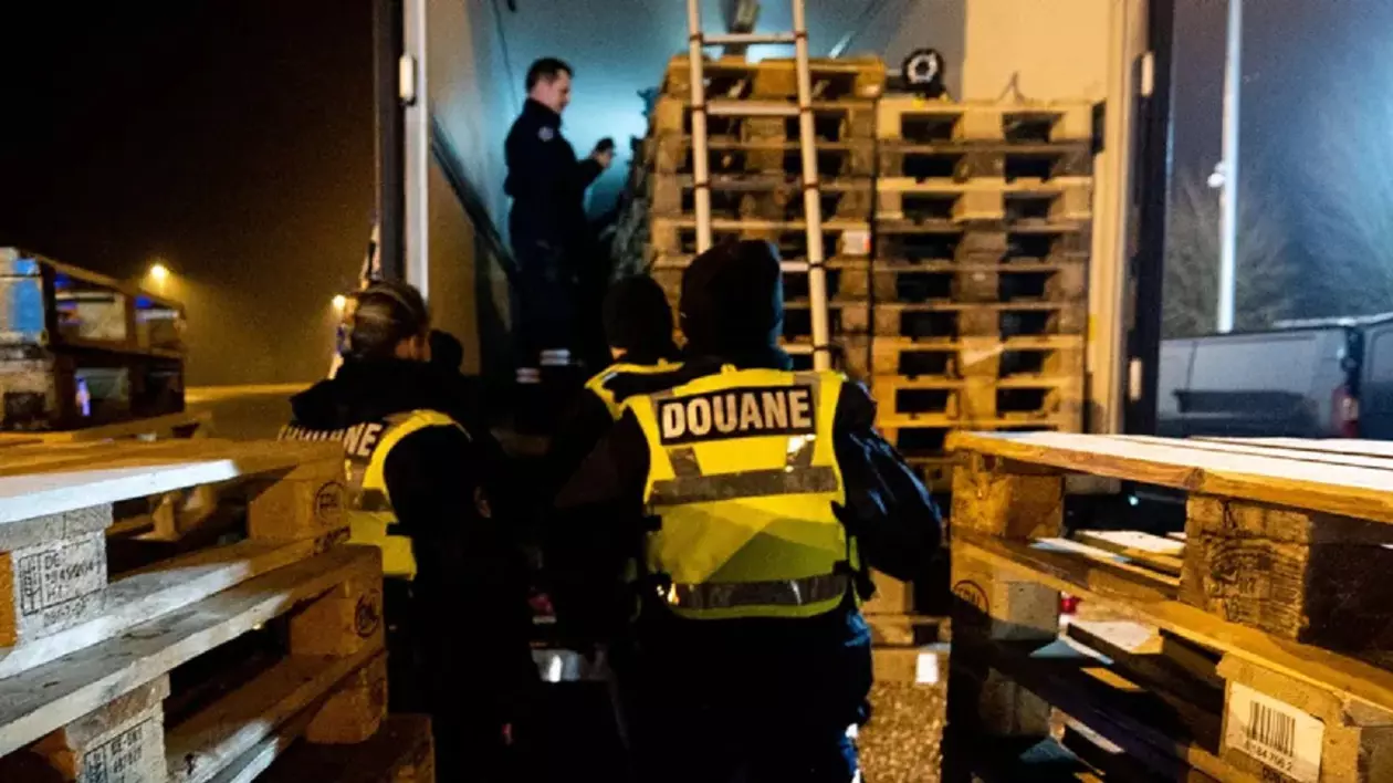 Un român, director și șofer pe propriul camion, a fost condamnat la o amendă de un milion de euro și trei ani după gratii, în Franța: „Sugrumat de datorii”