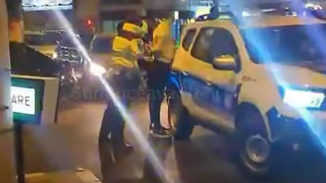 Șoferul unui Mercedes care stătea la coadă la McDrive la Suceava și încurca circulația a fost încătușat de polițiști, apoi amendat cu 6.000 de lei și lăsat fără permis | VIDEO