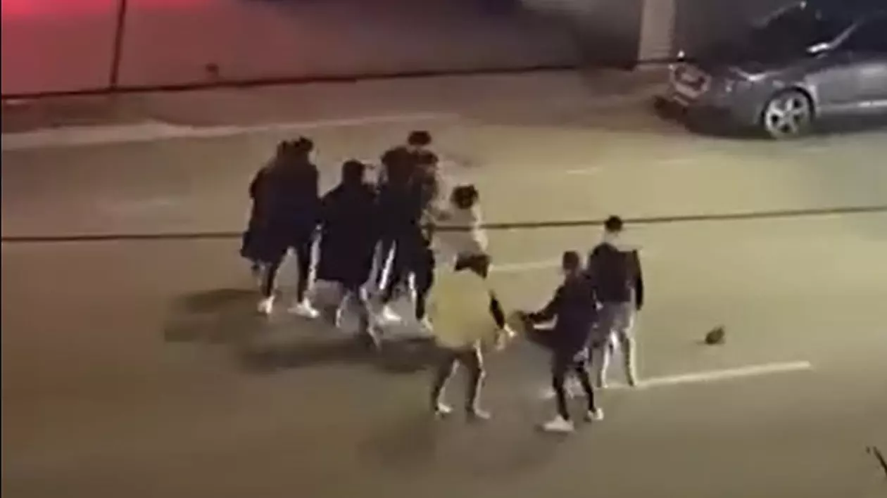 Tânăr bătut în fața unei săli de jocuri de noroc din Drobeta-Turnu Severin. Agresorii l-au lovit, apoi l-au lăsat în mijlocul străzii. VIDEO