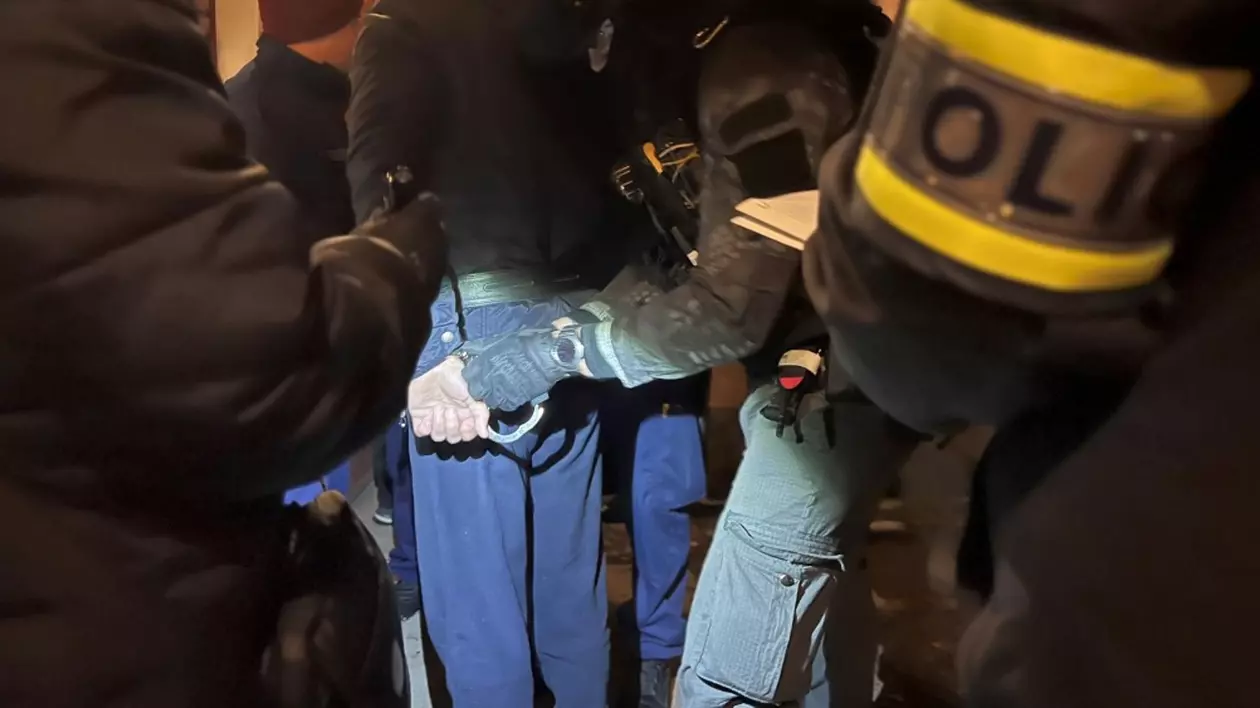 Polițiștii maghiari anunță că au arestat 11 persoane care „plănuiau o lovitură de stat în Ungaria”. Ce au găsit în timpul perchezițiilor