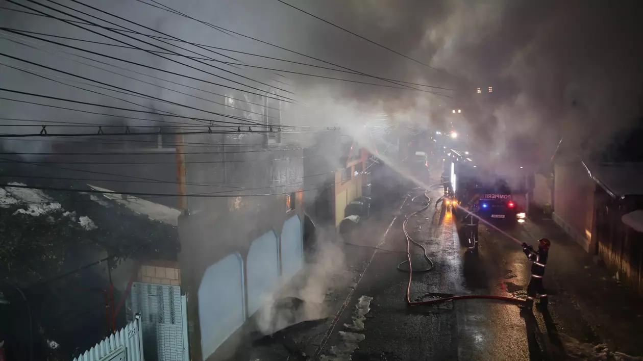 O casă a ars în totalitate și alte două au fost afectate după un incendiu puternic în sectorul 3 al Capitalei