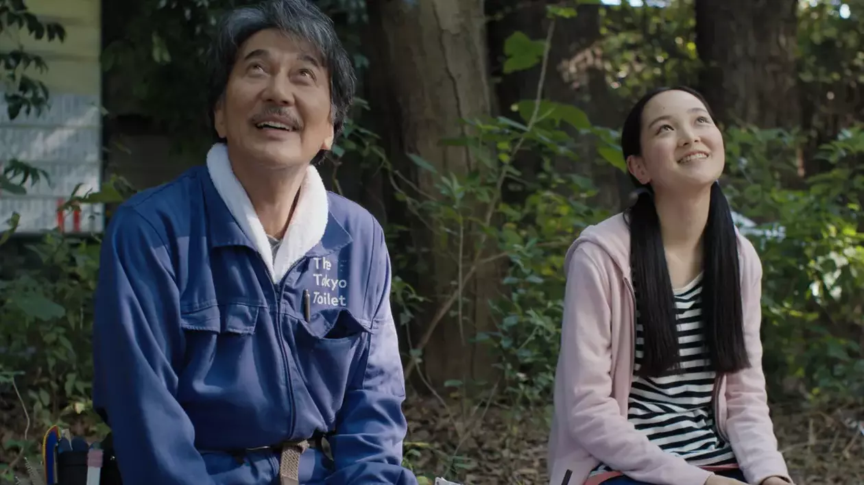 Un film de artă realizat în decorul toaletelor publice din Tokyo. De ce merită să regăsim marii regizori „de nișă” dincolo de Netflix 