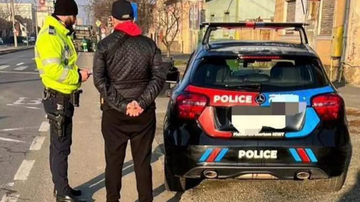Maşină vopsită în roșu și albastru, cu textul „POLICE”, oprită de poliţişti în trafic, la Arad. Cum a fost sancționat șoferul