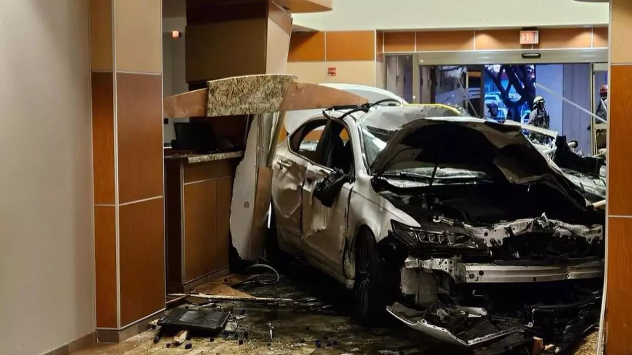 Un bărbat a murit, după ce a intrat cu mașina, în plin, în camera de urgență a unui spital din Austin. 5 pacienți au fost răniți
