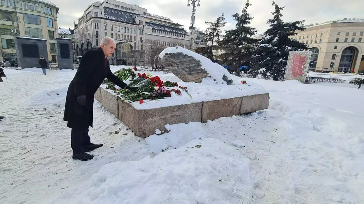 Ambasadorul României la Moscova a depus flori în memoria lui Navalnîi la un monument al represiunii politice de unde au fost arestați sute de ruși: „Poporul rus tânjește după democrație, libertate”