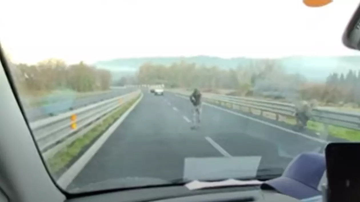 Patru milioane de euro furați ca-n filme din două mașini bilndate, de un comando înarmat cu puști Kalașnikov, pe o autostradă din Italia / VIDEO
