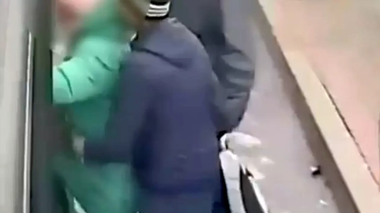 Bărbat filmat în momentul în care fură telefonul unei femei într-un autobuz din București. Polițiștii l-au prins în flagrant | VIDEO