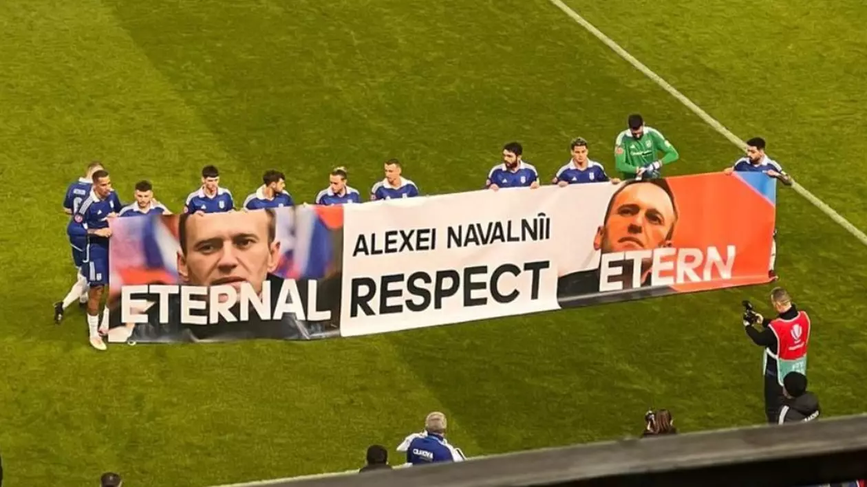 Meciul FCU Craiova – CFR Cluj a început cu un moment de reculegere în memoria lui Aleksei Navalnîi. Adrian Mititelu: „Români, bucurați-vă de libertate”