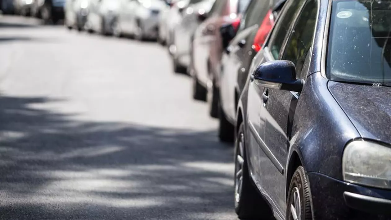 Un bărbat este cercetat după ce a instigat conducătorii unor autoplatforme să fure trei maşini parcate în Bucureşti