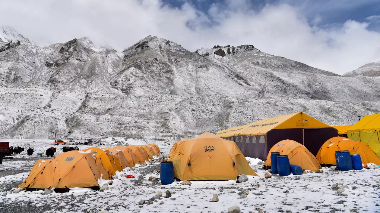 „Munții noștri au început să duhnească”. Alpiniștii au lăsat 3 tone de excremente pe Everest și vor trebui de acum să strângă tot ce lasă în urmă