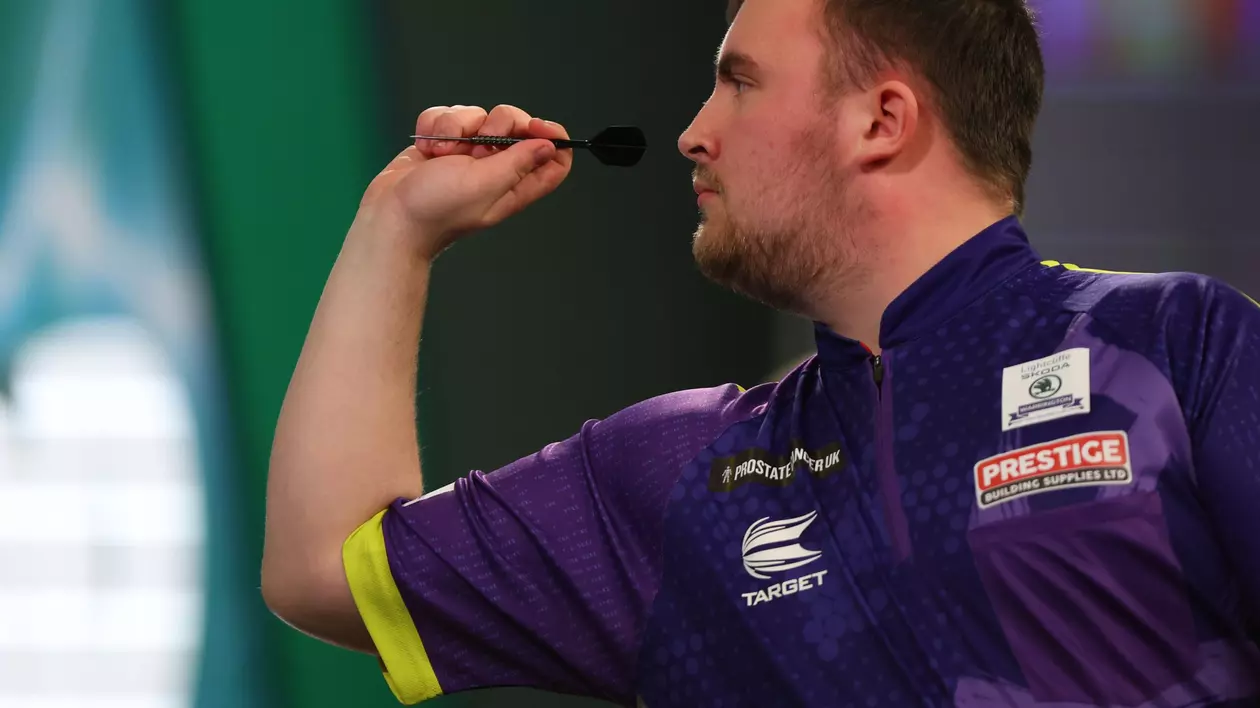 Uimitoarea ascensiune a copilului teribil din darts! La 18 luni, lansa primele săgeți. La 17 ani, e cel mai urmărit jucător profesionist al lumii