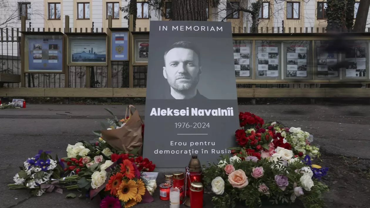 Flori și lumânări aprinse au fost depuse în memoria disidentului Aleksei Navalnîi în fața Ambasadei Rusiei la București. Un eveniment va fi organizat duminică de un europarlamentar
