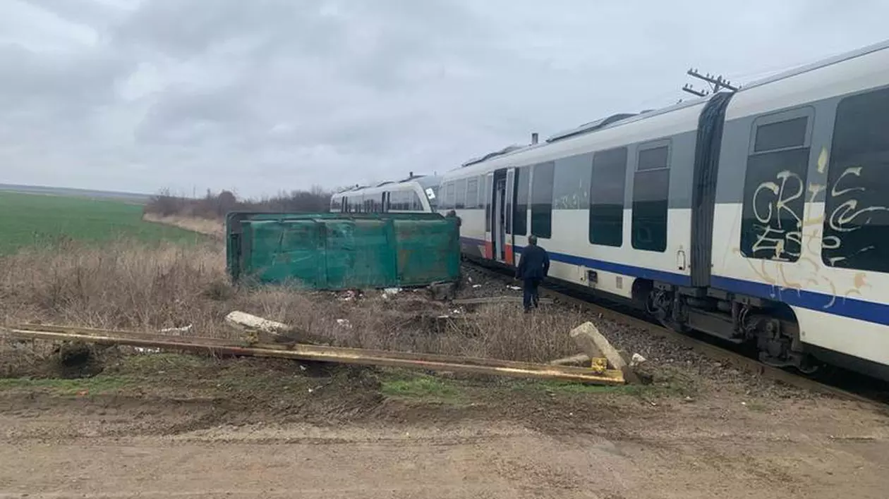 Tren cu pasageri, lovit de un camion la o trecere de cale ferată în Olt. Mecanicul de locomotivă a fost rănit. VIDEO