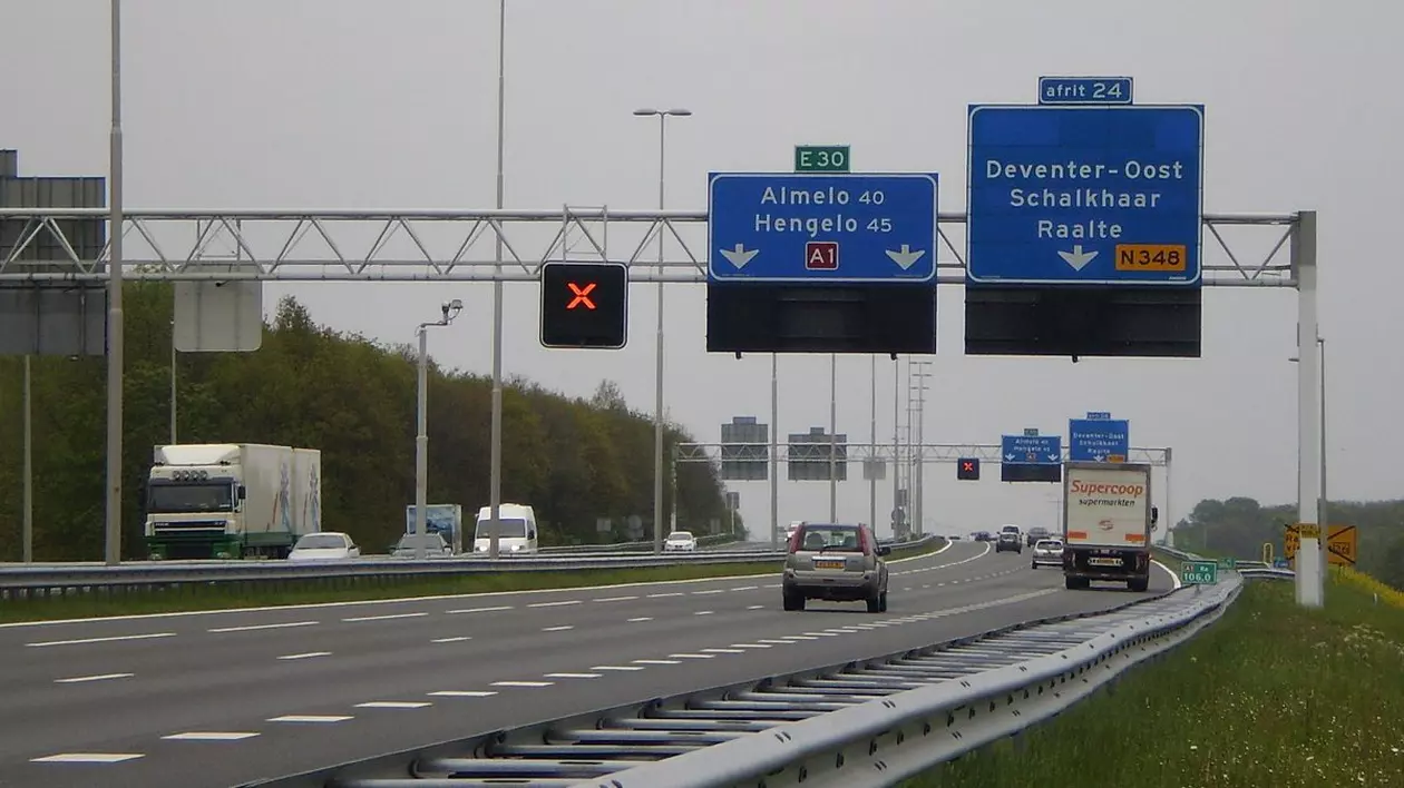 Un șofer român de camion a rămas fără permis pentru că „circula în ritm de melc” pe autostradă, în Olanda