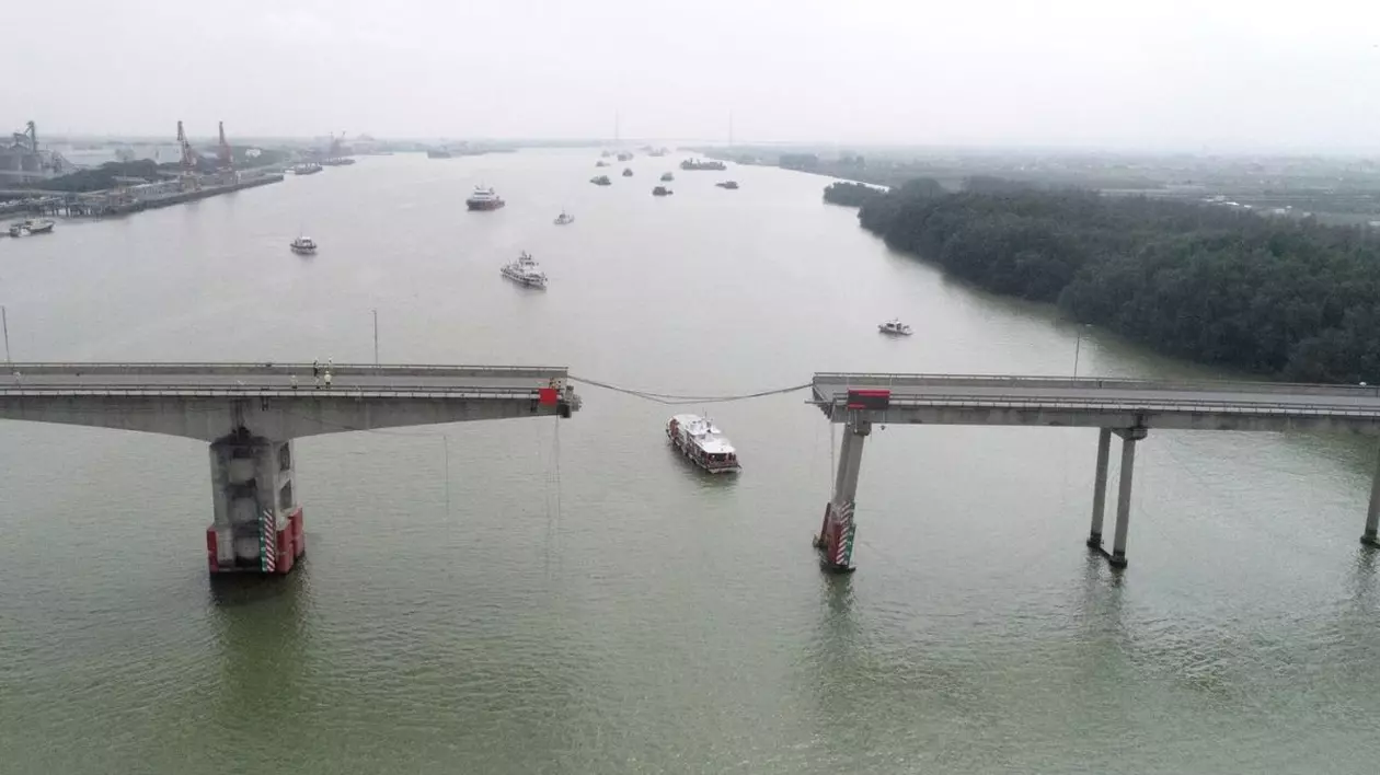 Pod rupt în China, după ce a fost lovit de o navă: cel puțin cinci morți și mașini căzute în apă