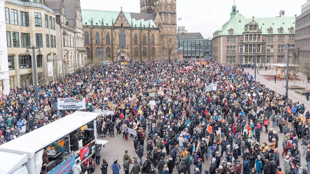 Protestele stradale față de extrema-dreaptă se extind în Germania: cel puțin 15.000 de oameni au manifestat duminică și la Bremen | FOTO