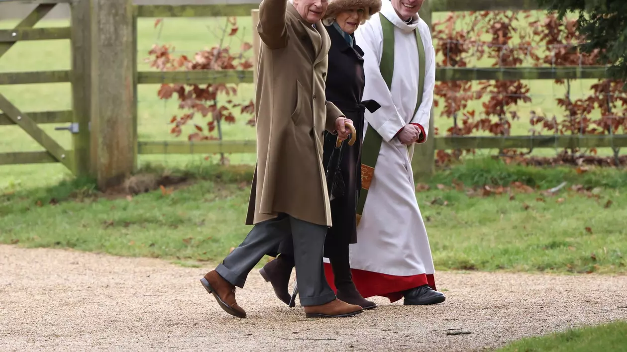 Regele Charles al III-lea, fotografiat cu o zi înainte de anunțul privind diagnosticul de cancer: se întoarce de la biserică, alături de regină