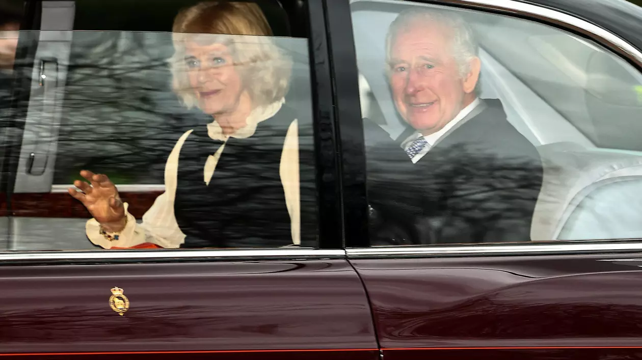 Regele Charles al III-lea a făcut semn cu mâna și a zâmbit mulțimii, când a părăsit Clarence House, împreună cu regina Camilla, pe 6 februarie 2024. Foto: Profimedia Images
