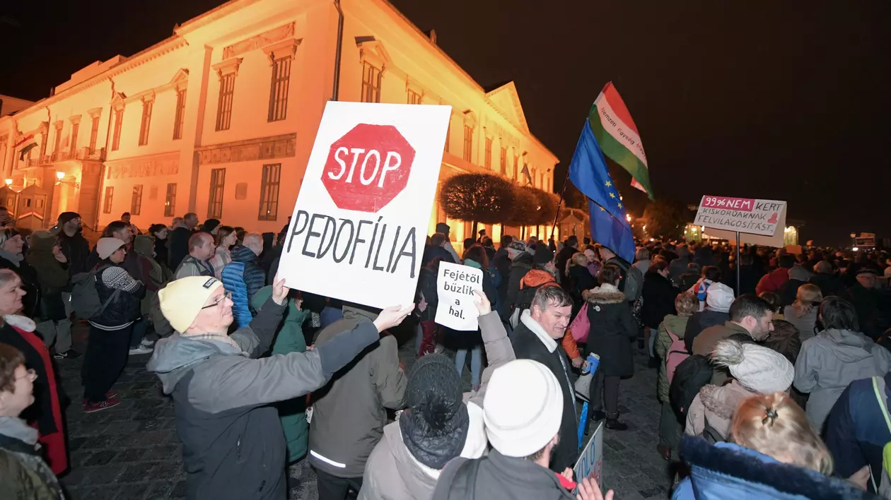 Protest la Budapesta: oamenii cer demisia președintei Novak, care a grațiat un bărbat condamnat într-un dosar de pedofilie | VIDEO