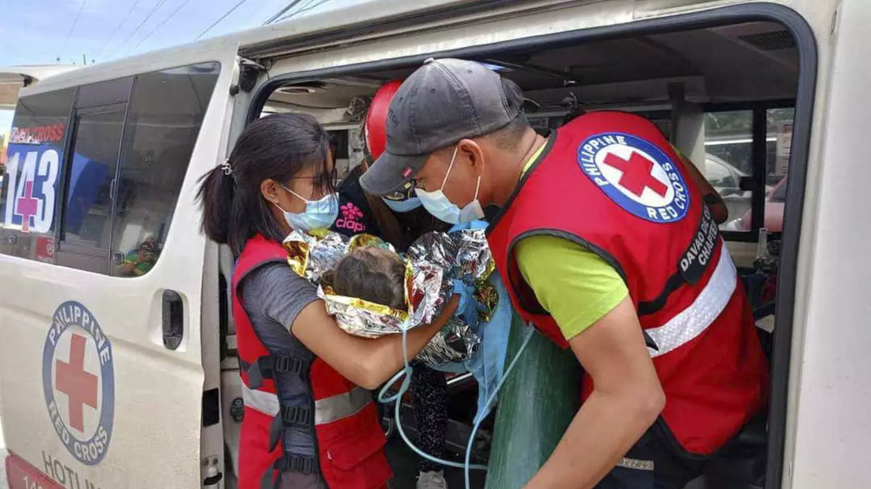 „Este un miracol”. O fetiță de 3 ani din Filipine a fost scoasă în viață, după ce a stat 60 de ore sub dărâmături