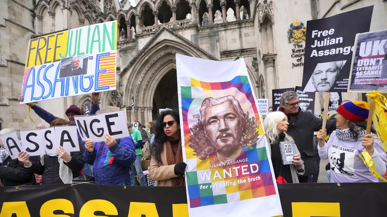 Ziua decisivă. Julian Assange, fondatorul WikiLeaks, află luni dacă va fi extrădat în SUA