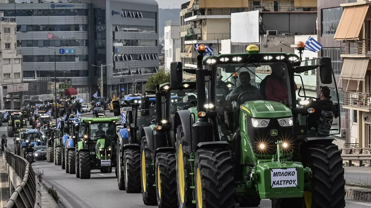 Fermierii greci intră cu tractoarele în Atena pentru a protesta față de creșterea costurilor. Premier: „Nu mai avem nimic de dat”