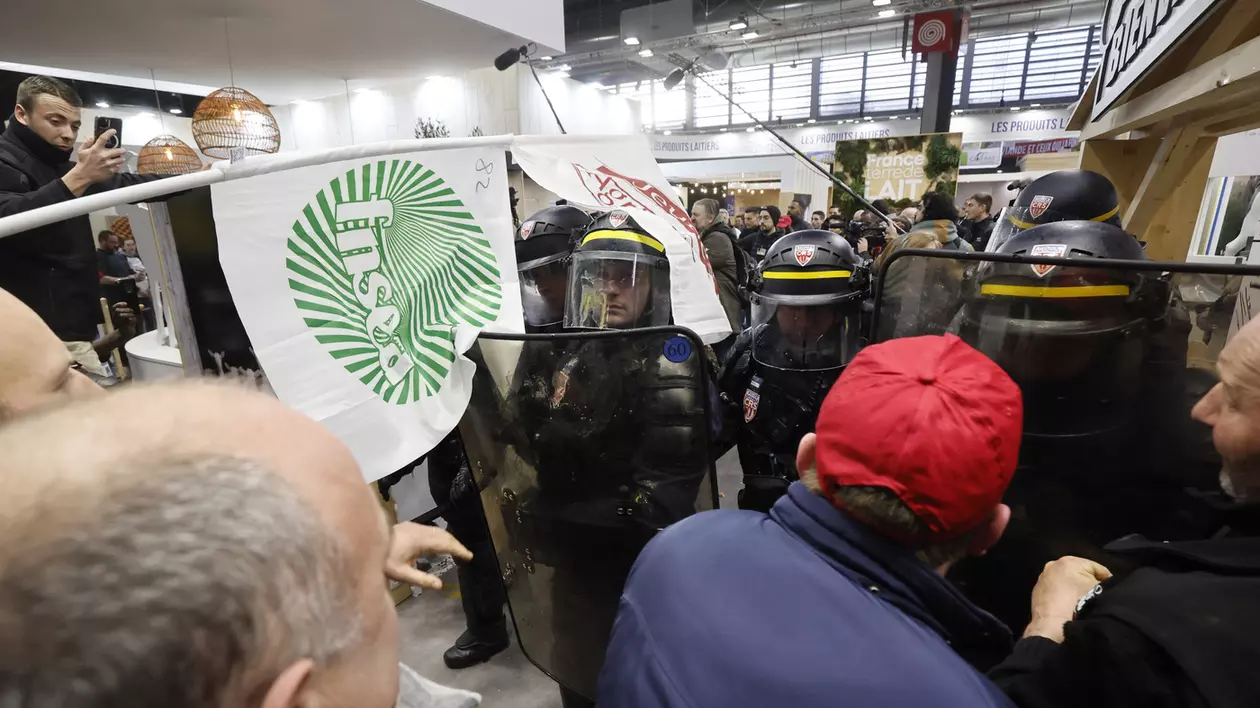 Fermierii francezi au intrat în forța în Salonul de Agricultură de la Paris înainte de vizita lui Macron. Confruntări cu forțele de ordine