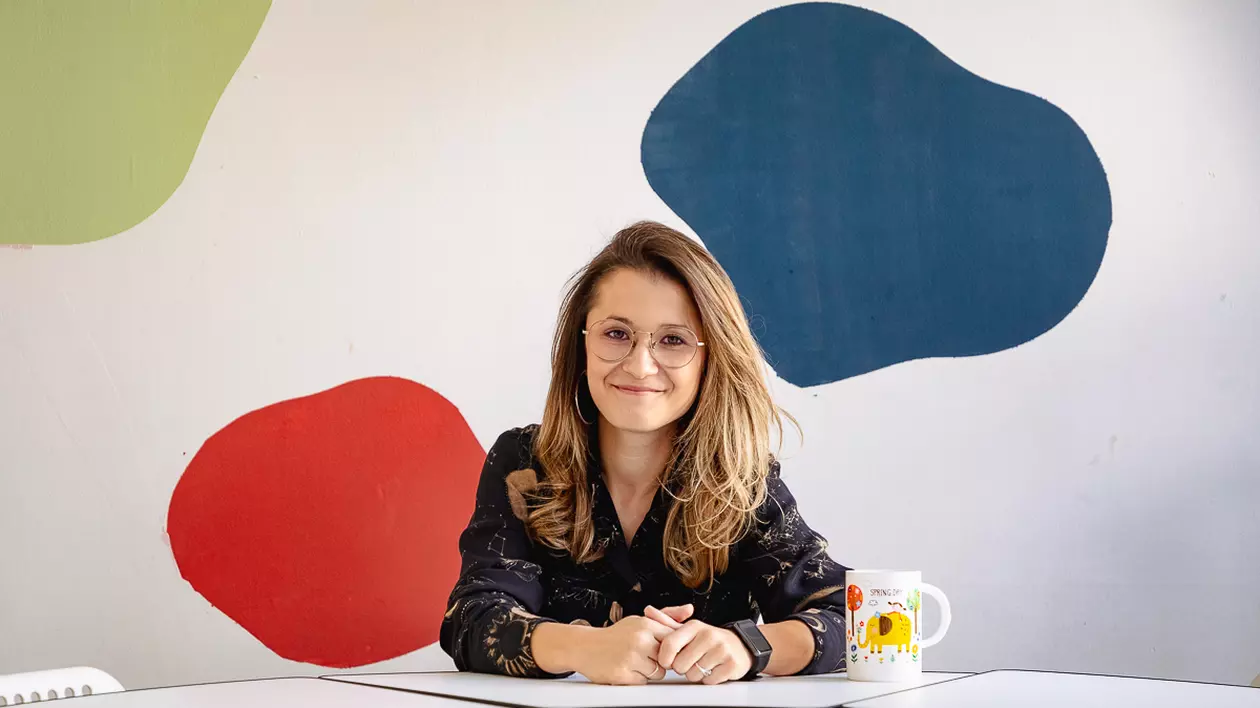„Când te poziționezi ca profesor care le știe pe toate, nu ești confortabil să ți se pună întrebări”. Metodele inedite de învățare adunate de o tânără din 4 țări