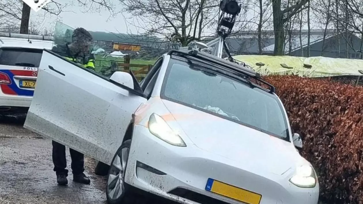 Șoferul unei mașini Google Street View a ajuns în șanț cu bolidul Tesla Model Y. Era atât de beat încât n-a putut sufla în fiolă | VIDEO