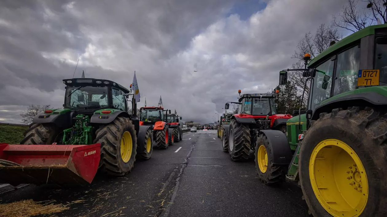 Fermierii francezi încep să ridice blocajele rutiere, în urma unor promisiuni de ajutor din partea Guvernului