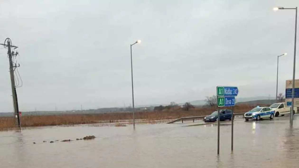 Drum inundat de ploile torențiale, în Hunedoara. Traficul rutier a fost închis la Geoagiu, la coborârea de pe autostrada A1