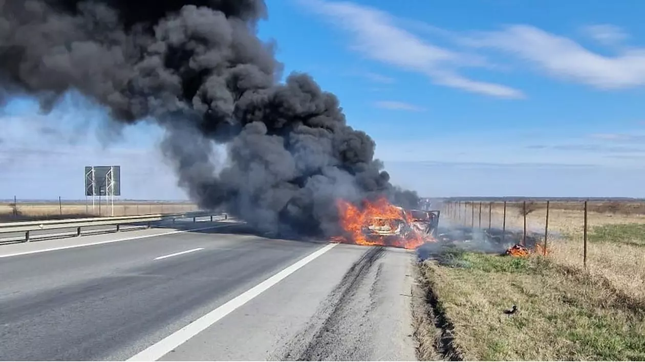 O mașină a ars ca o torță pe Autostrada A1. Șoferul și cei doi pasageri au reușit să iasă din vehicul în ultimul moment