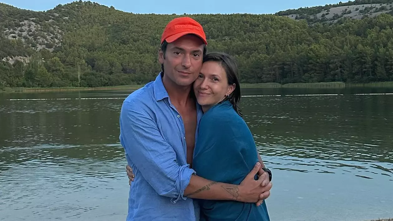 Cum își surprinde Radu Vâlcan soția, de la mii de kilometri distanță. „Mi-a trimis Adela poza asta. Probabil și-a dorit să mă fiarbă puțin”