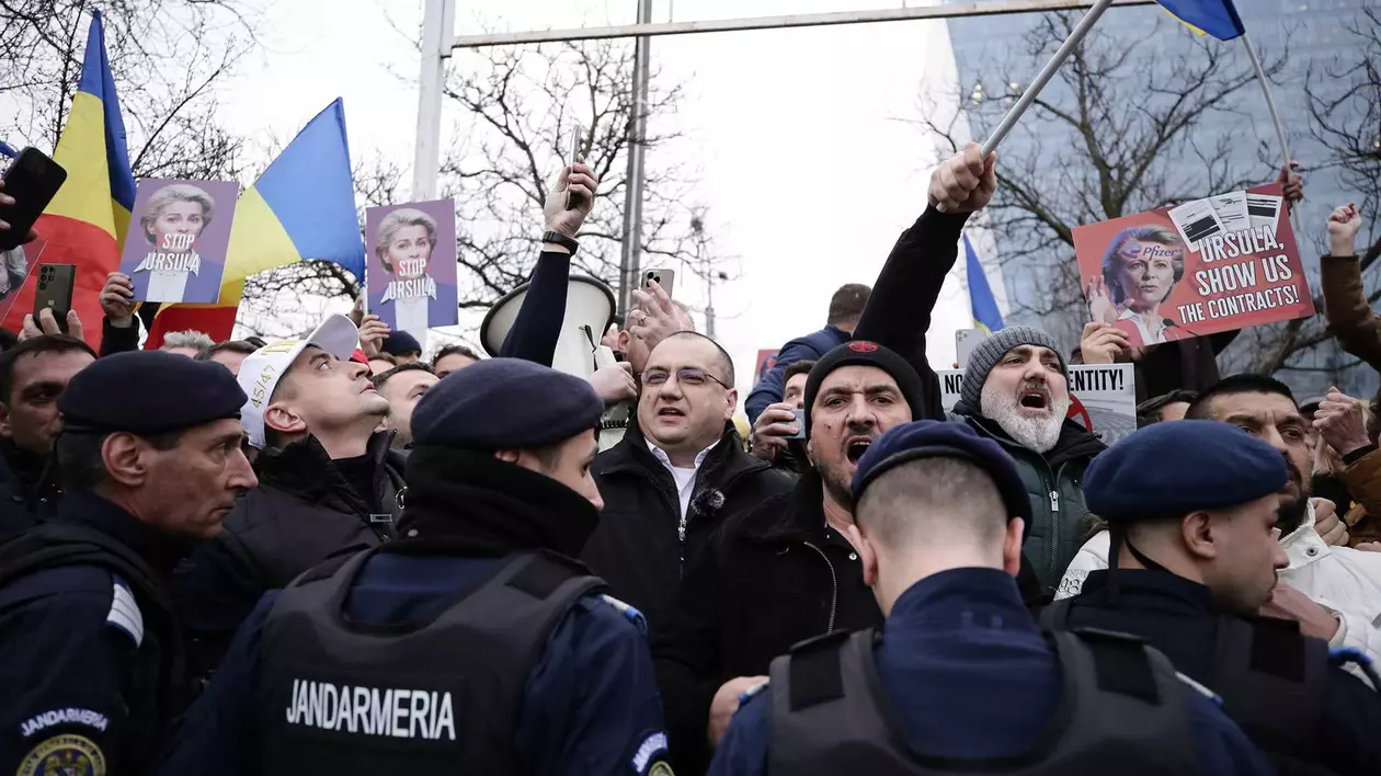 Protest AUR în timpul Congresului PPE de la București. Manifestanții s-au îmbrâncit cu jandarmii: „Ursula, nu uita, România nu te vrea!”