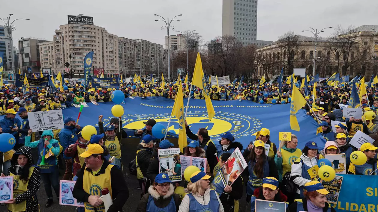 Protest cu mii de medici și asistente în centrul Bucureștiului. Ce nemulțumiri au