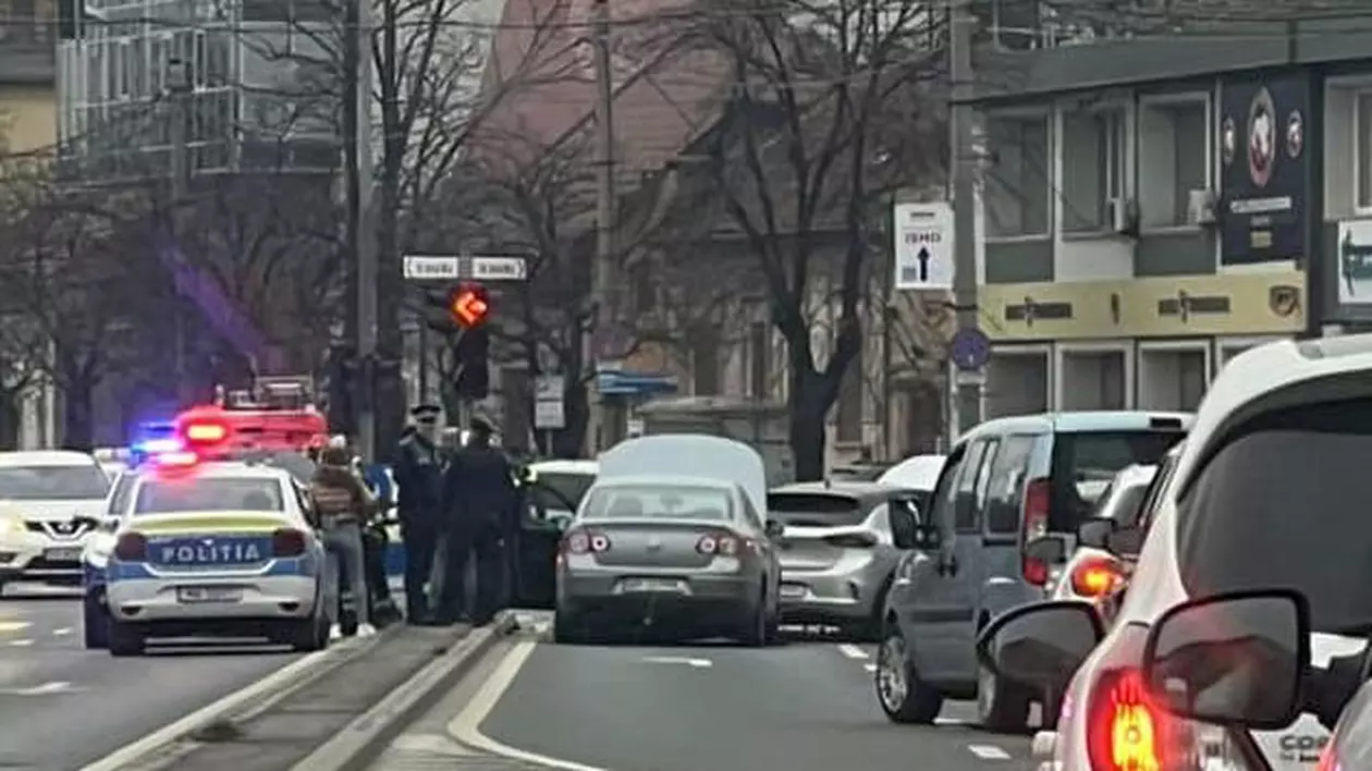 Accident în lanț în Timișoara, în care au fost implicate cinci mașini. O persoană a fost transportată la spital