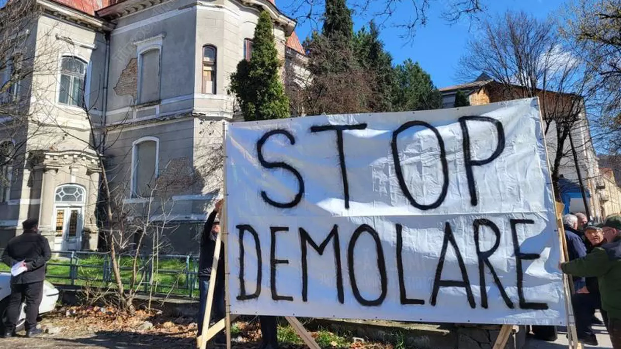 Protest la Bistrița, pentru salvarea clădirii fostei biblioteci județene, în locul căreia se dorește construirea unui bloc cu zece etaje