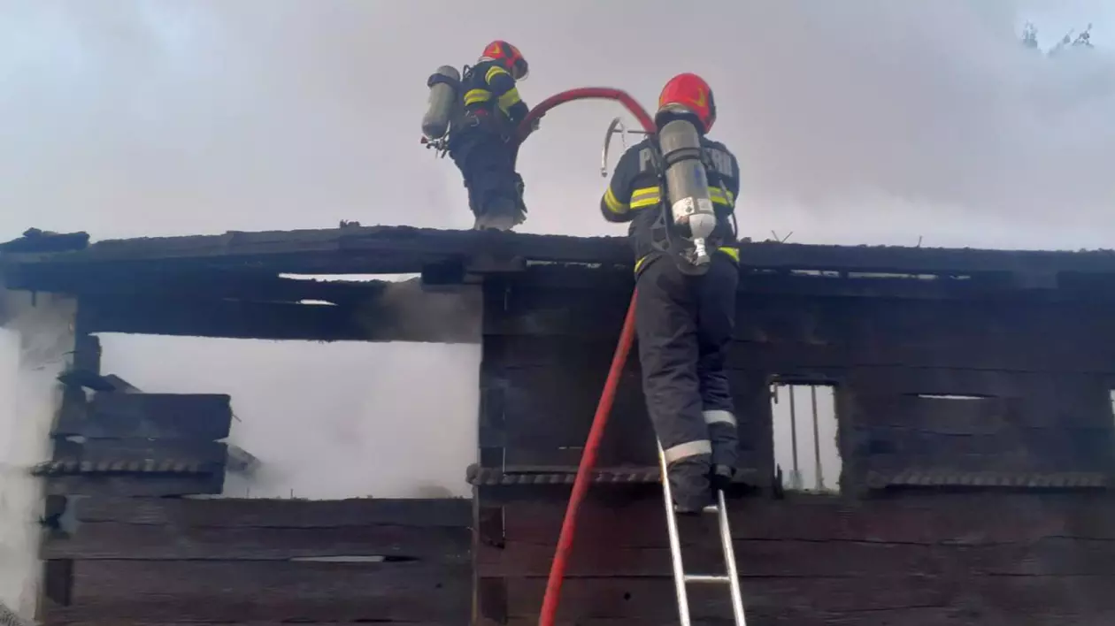 O biserică veche de aproape 300 de ani din Vâlcea, monument istoric, distrusă într-un incendiu