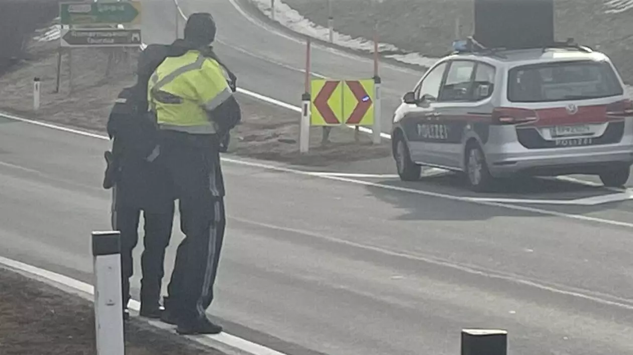 Camion furat în timp ce era descărcat, într-un oraș din Austria. Hoțul le-a spus polițiștilor că era în căutarea unui loc unde să doarmă