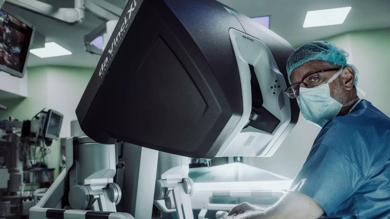 Victor Tomulescu, medic primar chirurgie generală: Testele pentru biomarkeri ajută la identificarea celor mai eficiente opțiuni de tratament în cancerul colorectal. Inovații și perspective în chirurgia cancerului colorectal în România
